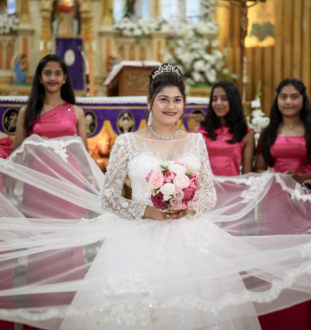 Where every glance becomes a memory💗##wedding #weddingshoot #bride #vasaivirar(9)